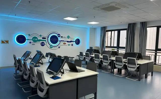 信息技術(shù)開(kāi)發(fā)哪家強(qiáng)？陜西交院專業(yè)教學(xué)展鋒芒